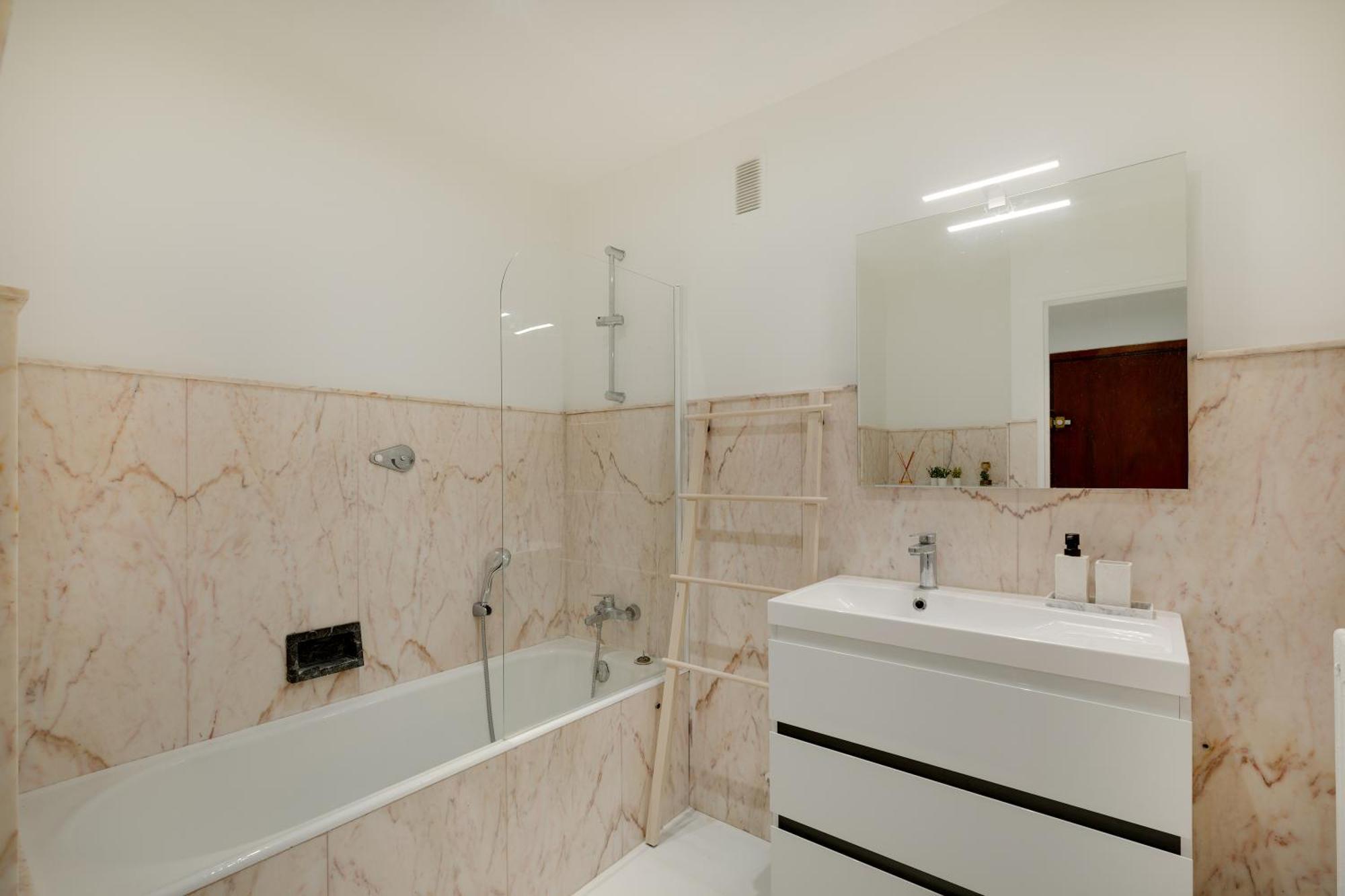 Newly Renovated Charming Downtown Apartment Антиб Экстерьер фото